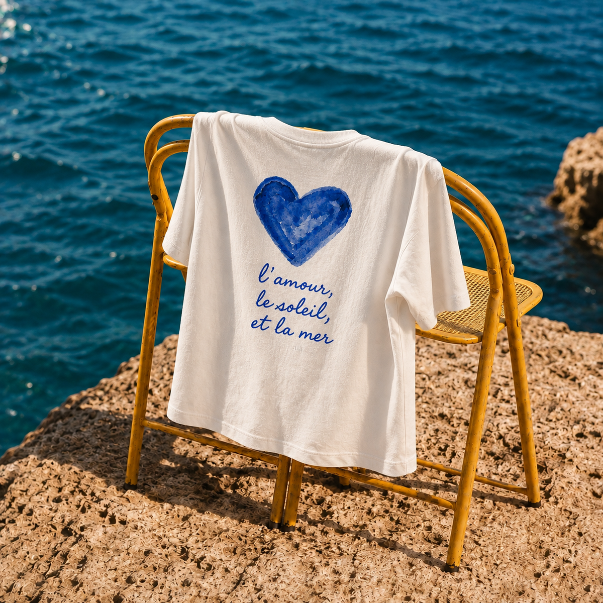 T-shirt L'amour, le soleil et la mer — photo d’ambiance et détail du motif
