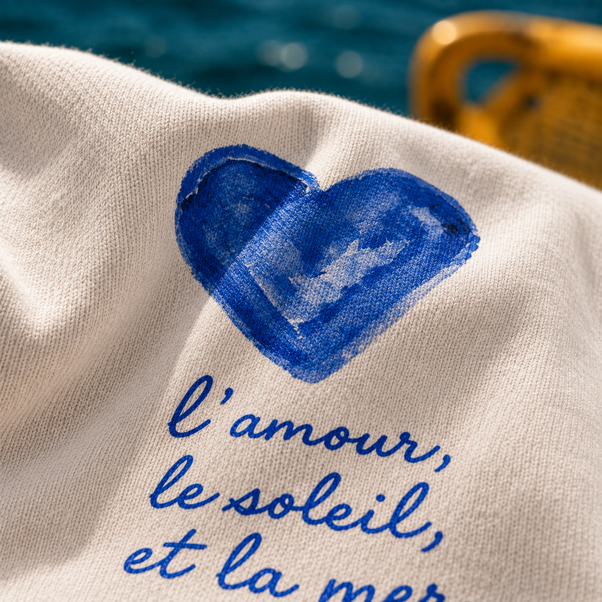 T-shirt L'amour, le soleil et la mer — photo d’ambiance et détail du motif