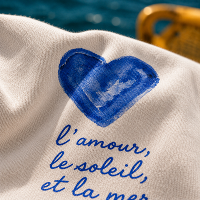 T-shirt L'amour, le soleil et la mer — photo d’ambiance et détail du motif