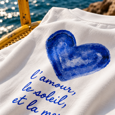 T-shirt L'amour, le soleil et la mer — photo d’ambiance et détail du motif