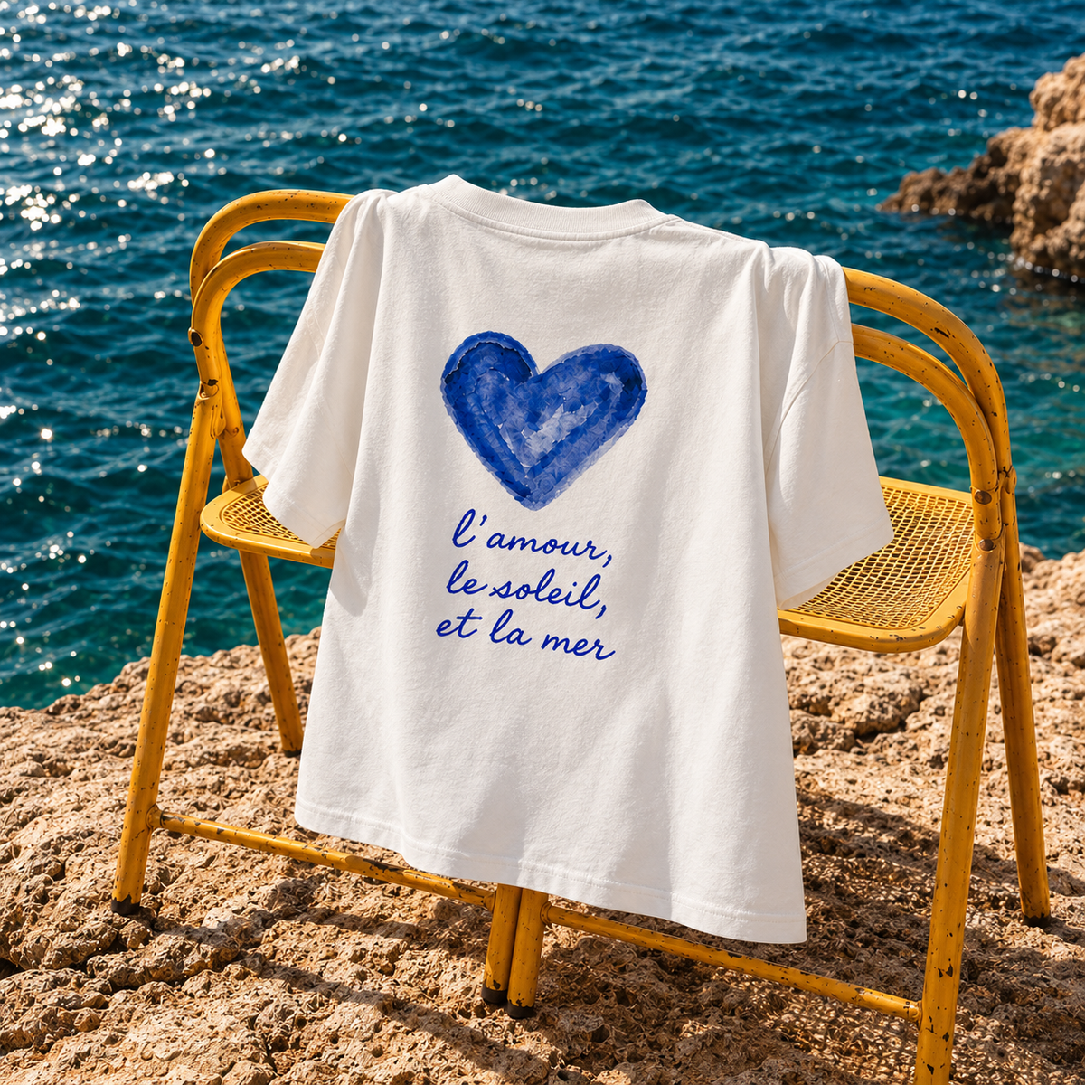 T-shirt L'amour, le soleil et la mer — photo d’ambiance et détail du motif