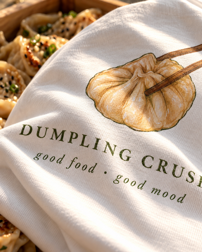 T-shirt Dumpling Lover — photo d’ambiance et détail du motif