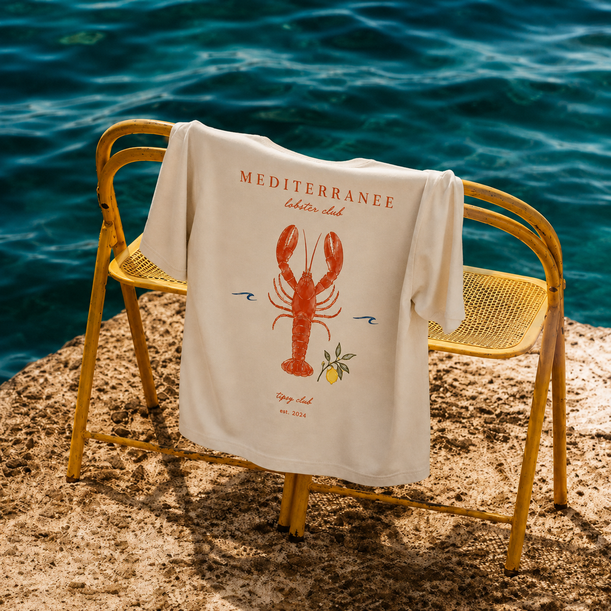 T-shirt Méditerranée Lobster Club — photo d’ambiance et détail du motif