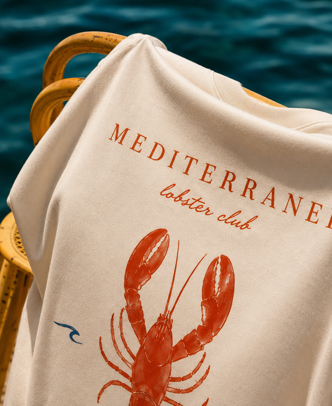 T-shirt Méditerranée Lobster Club — photo d’ambiance et détail du motif