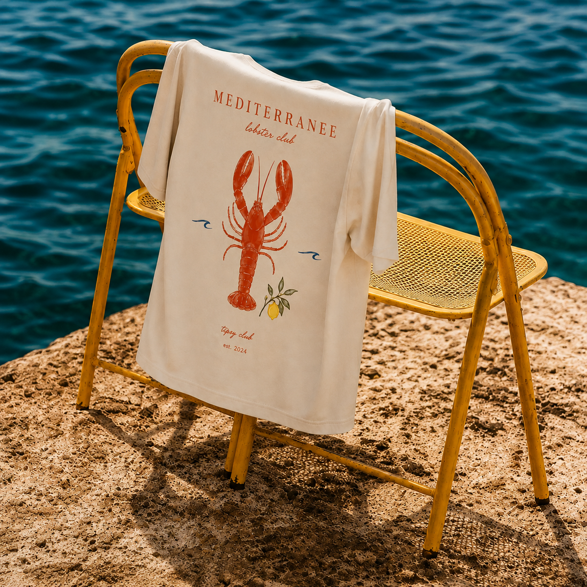 T-shirt Méditerranée Lobster Club — photo d’ambiance et détail du motif