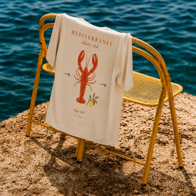 T-shirt Méditerranée Lobster Club — photo d’ambiance et détail du motif