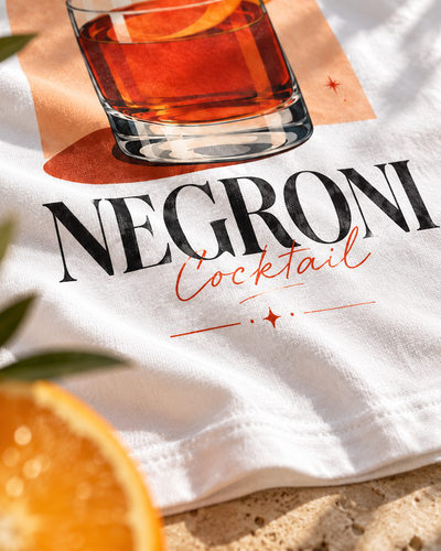 T-shirt Negroni Club — photo d’ambiance et détail du motif