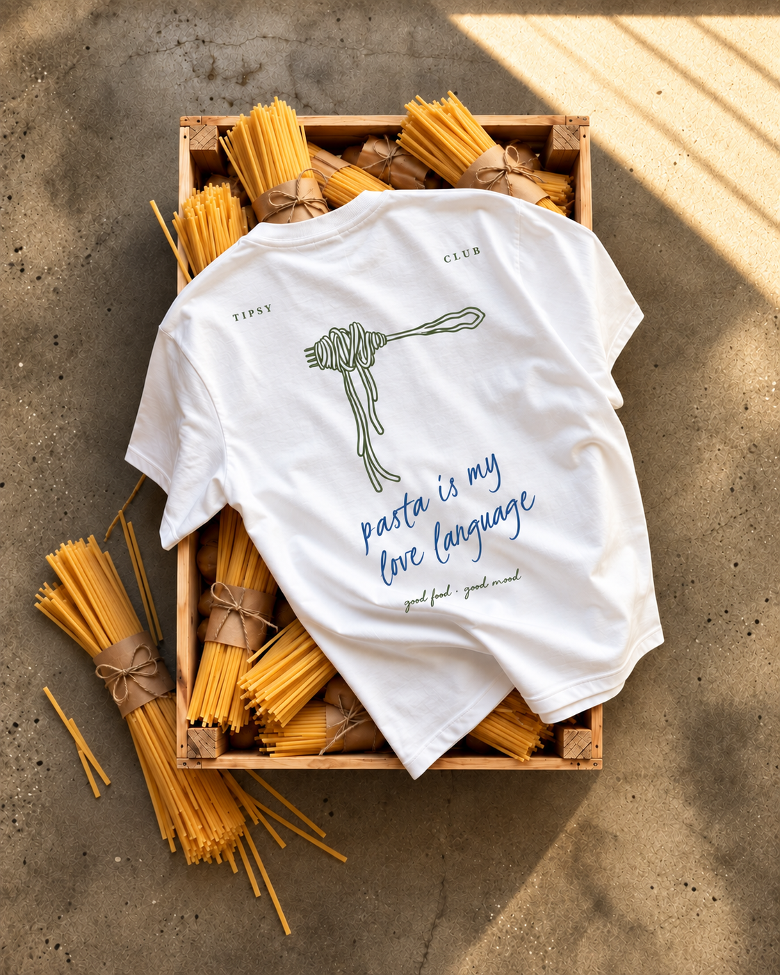 T-shirt Pasta Is My Love Language — photo d’ambiance et détail du motif