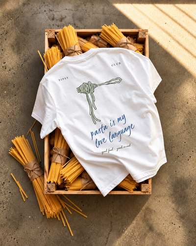 T-shirt Pasta Is My Love Language — photo d’ambiance et détail du motif