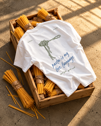 T-shirt Pasta Is My Love Language — photo d’ambiance et détail du motif