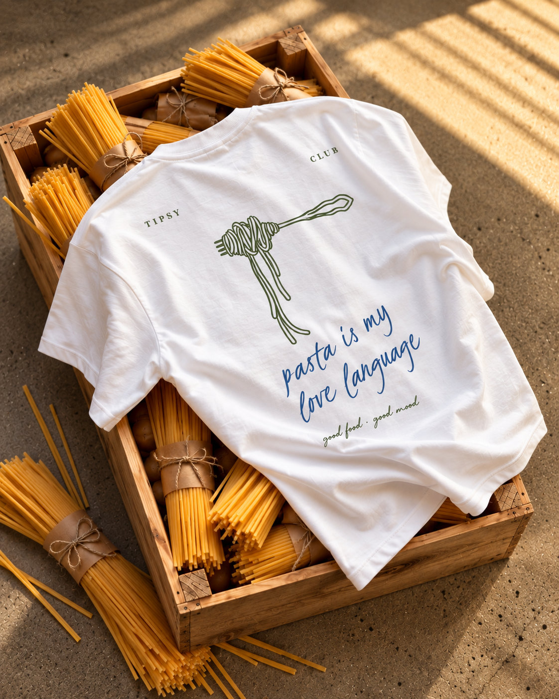 T-shirt Pasta Is My Love Language — photo d’ambiance et détail du motif