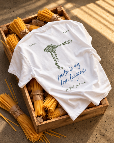 T-shirt Pasta Is My Love Language — photo d’ambiance et détail du motif