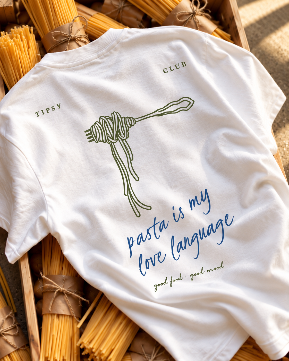 T-shirt Pasta Is My Love Language — photo d’ambiance et détail du motif