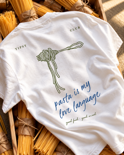 T-shirt Pasta Is My Love Language — photo d’ambiance et détail du motif