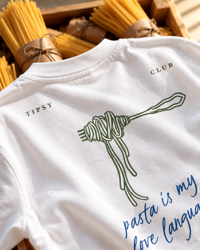 T-shirt Pasta Is My Love Language — photo d’ambiance et détail du motif