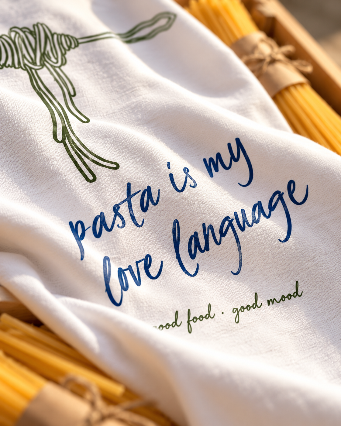 T-shirt Pasta Is My Love Language — photo d’ambiance et détail du motif