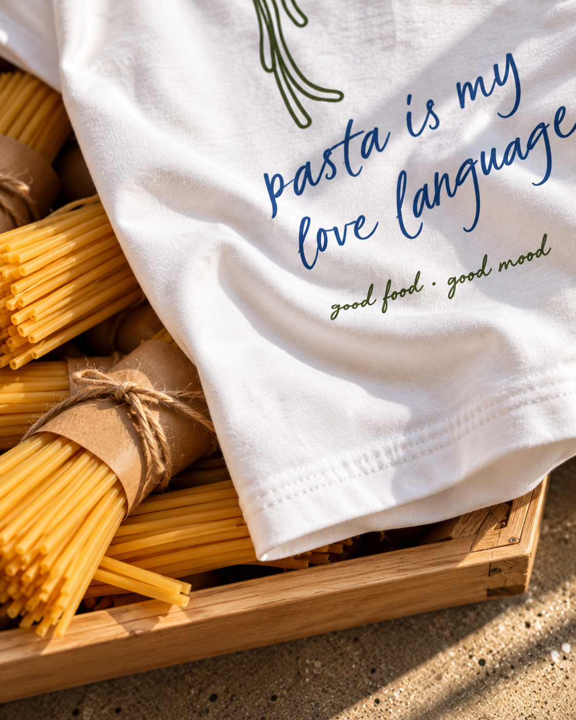 T-shirt Pasta Is My Love Language — photo d’ambiance et détail du motif