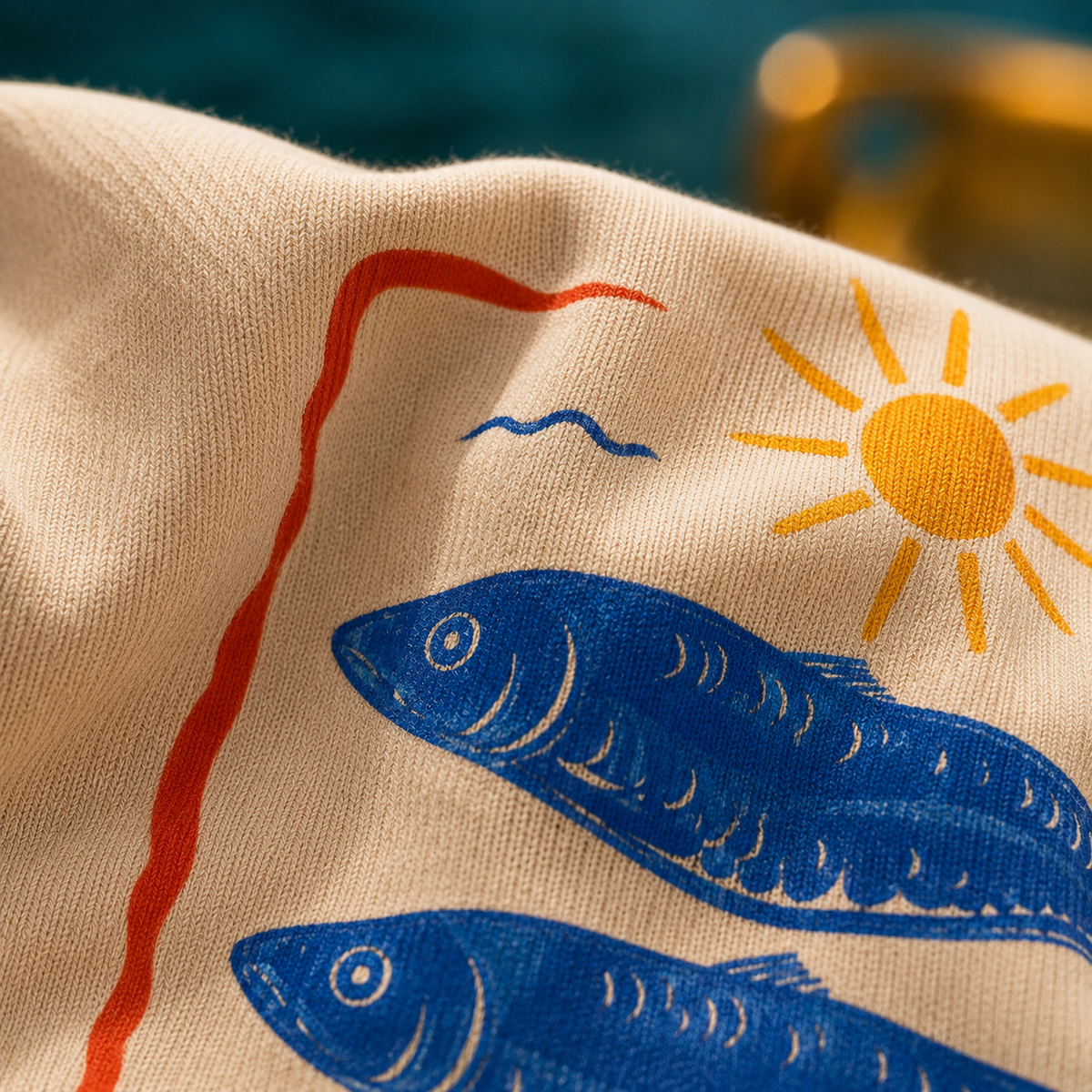 T-shirt Sardine Club — photo d’ambiance et détail du motif