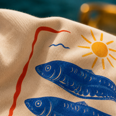 T-shirt Sardine Club — photo d’ambiance et détail du motif