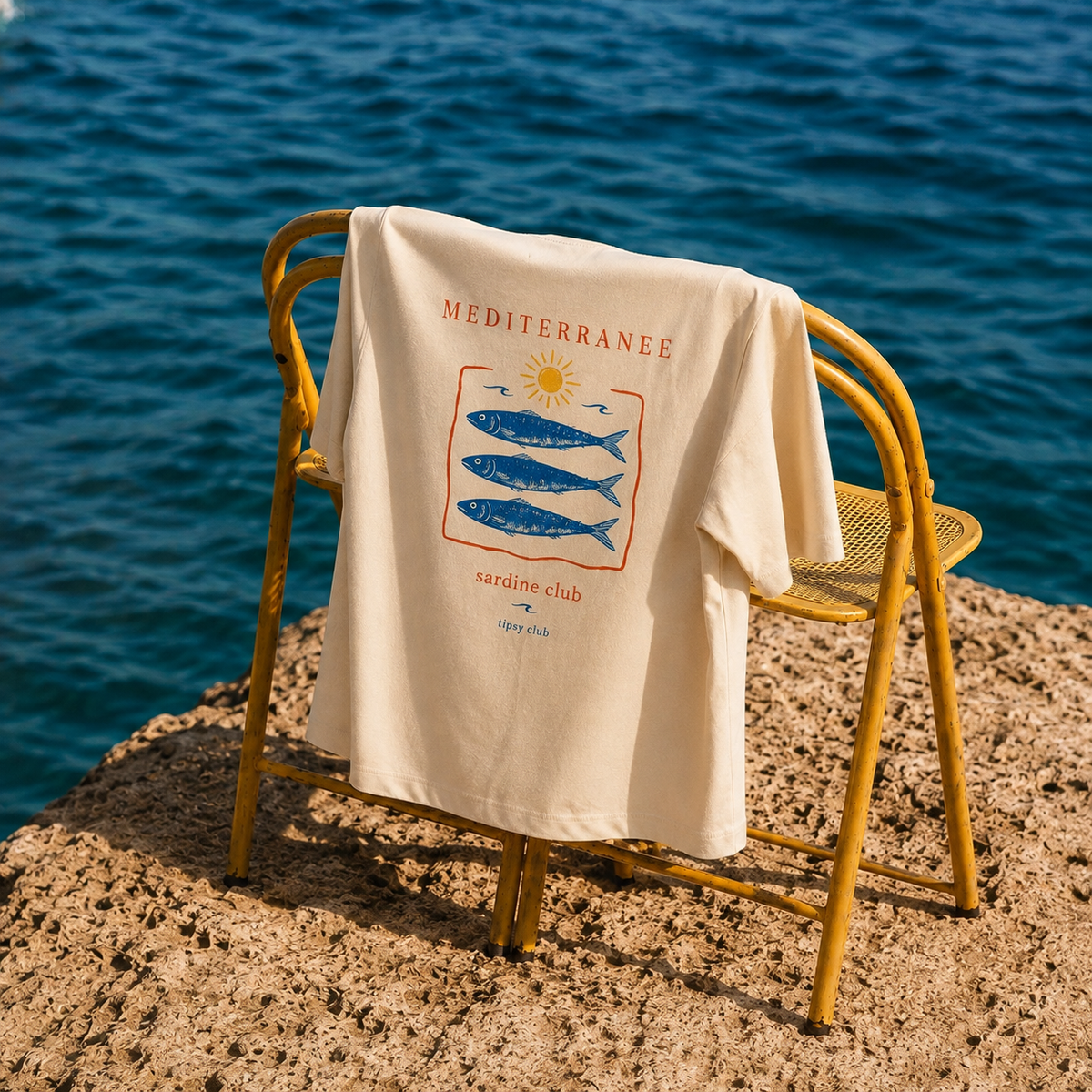 T-shirt Sardine Club — photo d’ambiance et détail du motif