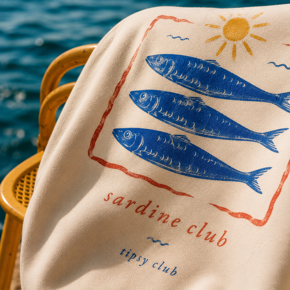 T-shirt Sardine Club — photo d’ambiance et détail du motif