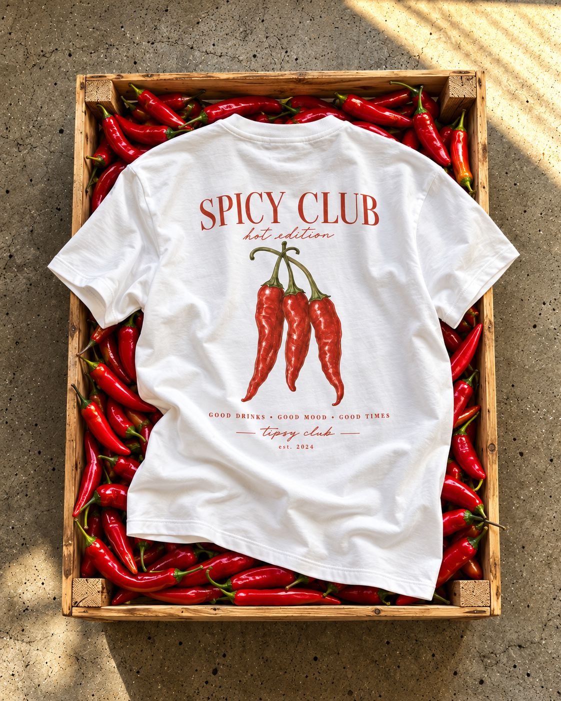 T-shirt Spicy Club blanc — photo d’ambiance avec l’imprimé au dos