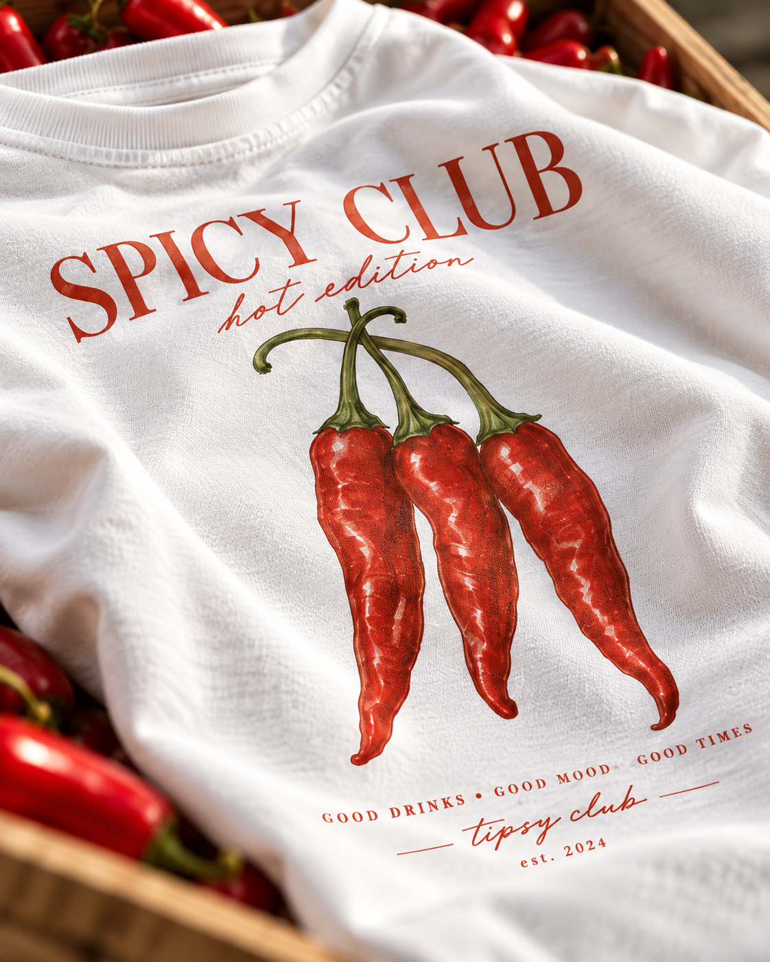 T-shirt Spicy Club blanc — photo d’ambiance avec l’imprimé au dos